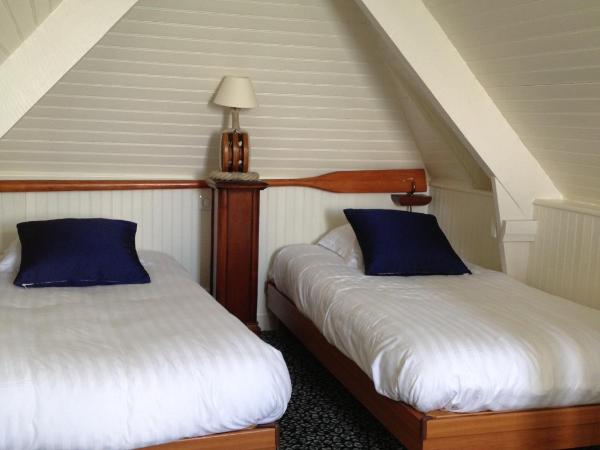 Le Querrien : photo 6 de la chambre chambre en duplex (4 personnes) - vue sur mer