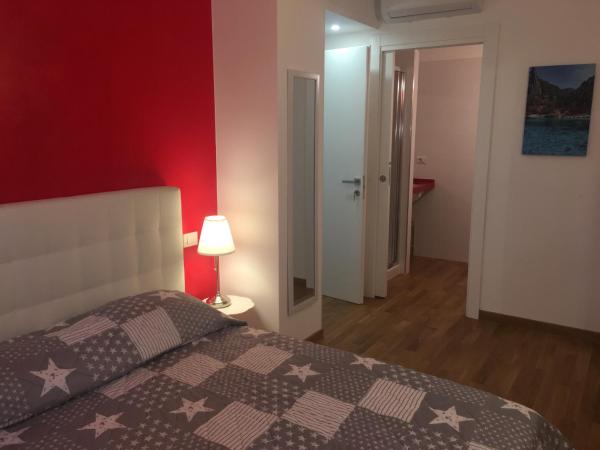 Blue Sea Rooms Apartment Cagliari : photo 7 de la chambre chambre double avec salle de bains privative