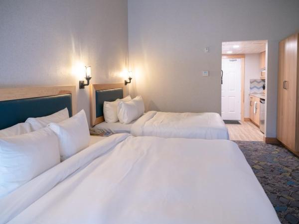 Tunnel Mountain Resort : photo 1 de la chambre suite supérieure avec lit queen-size et lit king-size