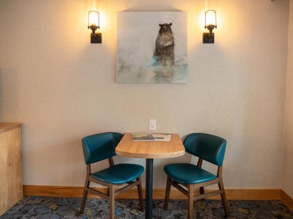 Tunnel Mountain Resort : photo 5 de la chambre suite supérieure avec lit queen-size et lit king-size