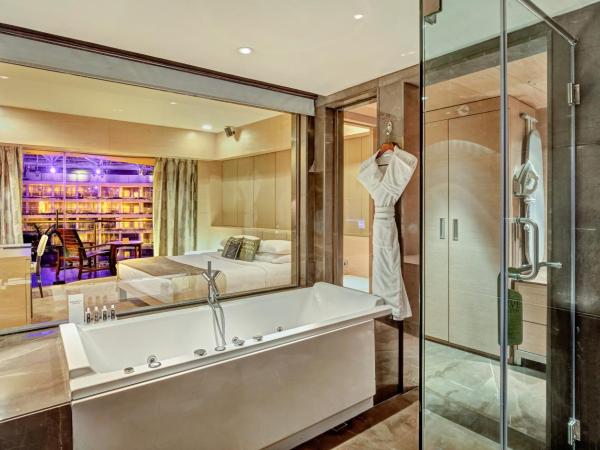 Hotel Sahara Star : photo 2 de la chambre suite lit king-size neptune avec baignoire et balcon privé - vue sur lagune