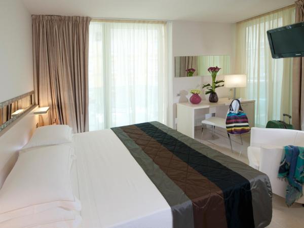 Mercure Hotel Rimini Artis : photo 1 de la chambre chambre double classique avec balcon - vue partielle sur mer