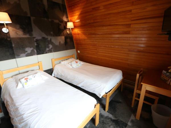Gîte-Hôtel Le P'tit Cham : photo 2 de la chambre chambre lits jumeaux