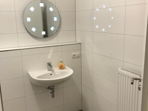 Hotel Fame am Hauptbahnhof : photo 2 de la chambre chambre simple avec salle de bains privative