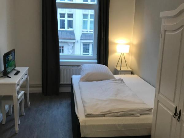 Hotel Fame am Hauptbahnhof : photo 7 de la chambre chambre simple avec salle de bains privative