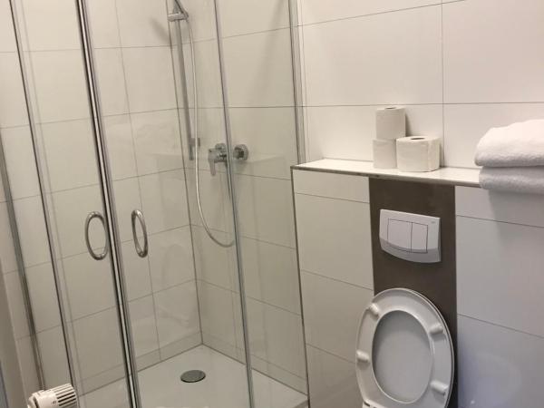 Hotel Fame am Hauptbahnhof : photo 2 de la chambre chambre double avec salle de bains privative