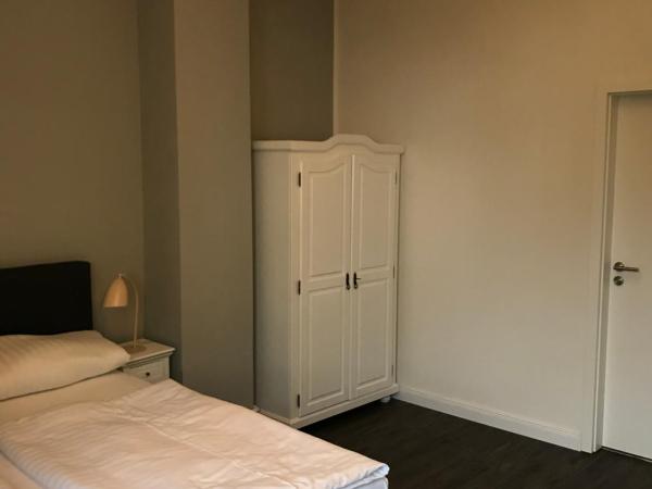 Hotel Fame am Hauptbahnhof : photo 4 de la chambre chambre double avec salle de bains privative