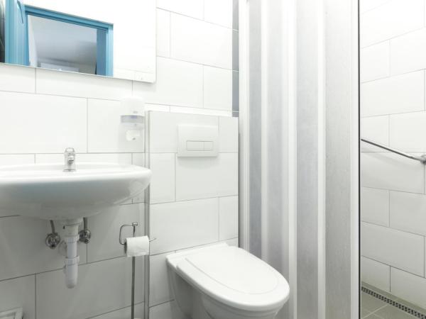 WOW City Hostel : photo 6 de la chambre chambre double avec salle de bains privative