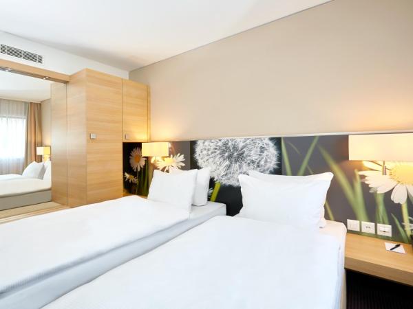 H+ Hotel Zürich : photo 1 de la chambre chambre lits jumeaux confort avec lit d'appoint