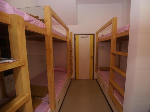 Mumbai Staytion Dorm Hostel - Near Marol Naka Andheri East : photo 1 de la chambre lit dans dortoir mixte de 6 lits