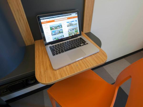 easyHotel Maastricht City Centre : photo 6 de la chambre chambre quadruple - accessible aux personnes à mobilité réduite