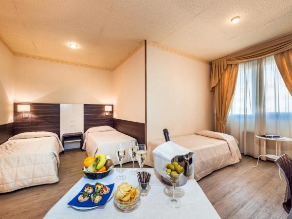 JR Hotels Bologna Amadeus : photo 3 de la chambre chambre triple supérieure