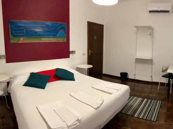 B&B Piccinni 191 : photo 10 de la chambre chambre double ou lits jumeaux avec salle de bains commune