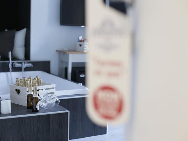 ESPOSITO PLAZA- ROOMS & SUITE : photo 4 de la chambre suite junior avec piscine privée