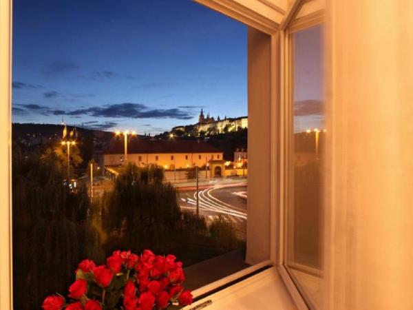 Hotel Klarinn Prague Castle : photo 9 de la chambre chambre double ou lits jumeaux deluxe - vue sur ville 