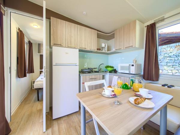 Camping Glavotok : photo 4 de la chambre mobile home 2 chambres avec terrasse