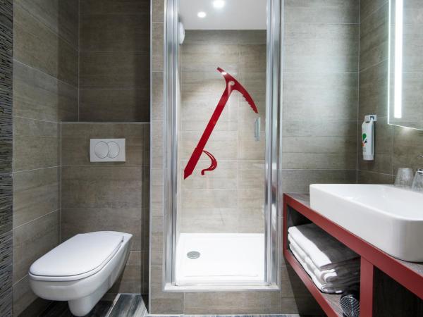 Ibis Styles Sallanches Pays du Mont-Blanc : photo 7 de la chambre suite familiale standard avec 1 lit double et 1 canapé