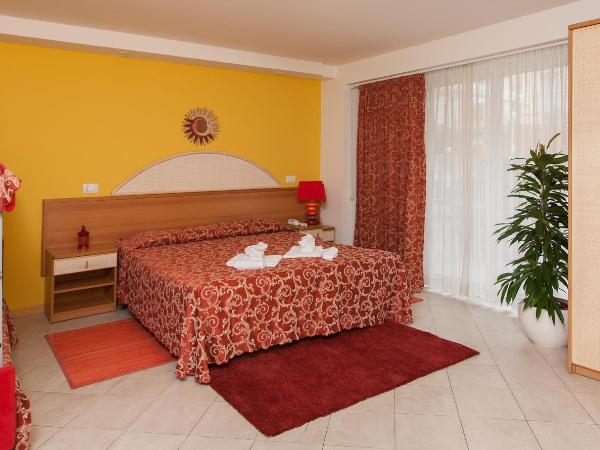 Hotel Bahama : photo 1 de la chambre chambre quadruple avec balcon 