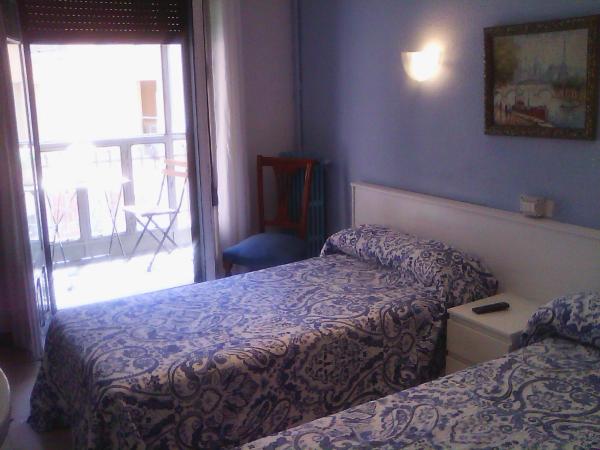 Hostal Central Zaragoza : photo 4 de la chambre chambre lits jumeaux avec salle de bains commune