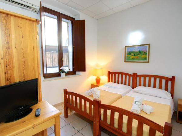 Hostel Marina : photo 2 de la chambre chambre lits jumeaux