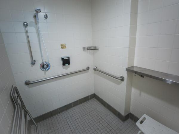 American Hotel Hostel : photo 7 de la chambre lit simple dans dortoir pour femmes de 4 lits - salle de bains commune