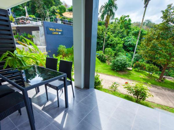 White Flower Lanta : photo 7 de la chambre chambre quadruple avec terrasse 