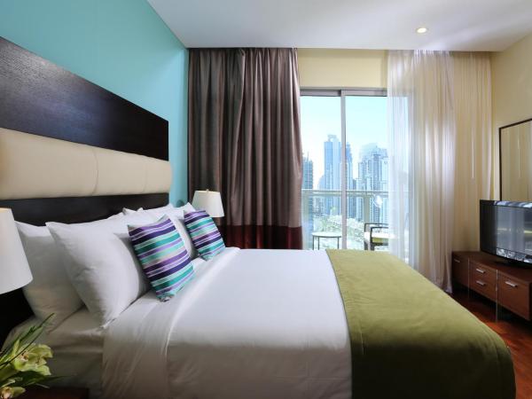 Ramada by Wyndham Downtown Dubai : photo 6 de la chambre hébergement 1 chambre lits king-size, avec balcon, vue sur centre-ville, fumeurs, transfert gratuit vers kite beach, dubai mall et station de métro