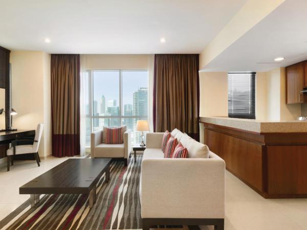 Ramada by Wyndham Downtown Dubai : photo 4 de la chambre hébergement 1 chambre lits king-size, avec balcon, vue sur centre-ville, fumeurs, transfert gratuit vers kite beach, dubai mall et station de métro