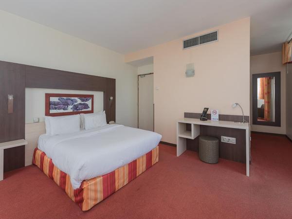 Hostellerie Saint Vincent Beauvais Aeroport : photo 1 de la chambre chambre double avec terrasse