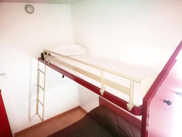 Lemon Hotel Ch Futuroscope : photo 6 de la chambre chambre double standard avec salle de bains et toilettes communes