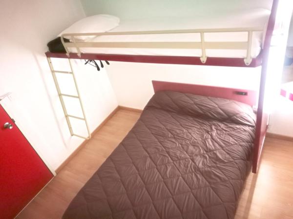 Lemon Hotel Ch Futuroscope : photo 1 de la chambre chambre double standard avec salle de bains et toilettes communes