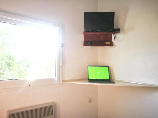 Lemon Hotel Ch Futuroscope : photo 5 de la chambre chambre double standard avec salle de bains et toilettes communes