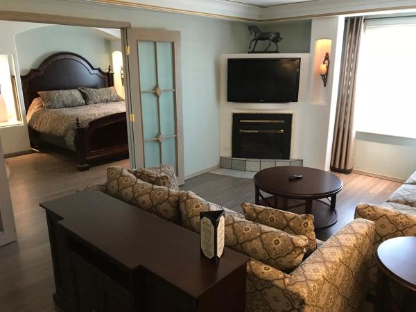 Chateau Louis Hotel & Conference Centre : photo 3 de la chambre suite lit king-size avec baignoire spa