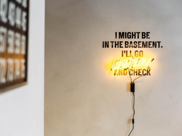 Upstairs Hotel : photo 8 de la chambre grande chambre - vue sur rue