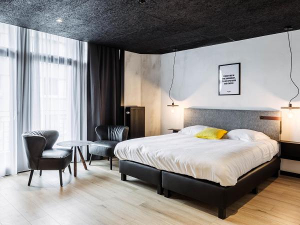 Upstairs Hotel : photo 1 de la chambre grande chambre - vue sur rue