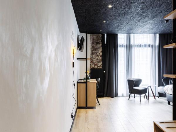 Upstairs Hotel : photo 10 de la chambre grande chambre - vue sur rue