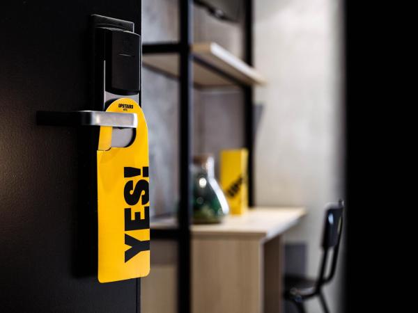 Upstairs Hotel : photo 5 de la chambre très grande chambre