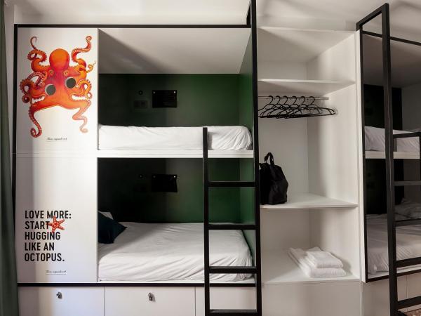 2060 The Newton Hostel : photo 4 de la chambre lit dans dortoir féminin de 8 lits avec salle de bains