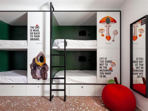 2060 The Newton Hostel : photo 8 de la chambre lit dans dortoir mixte de 8 lits avec salle de bains commune