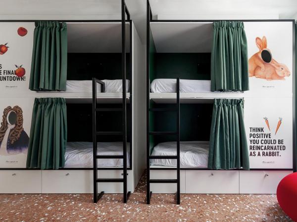 2060 The Newton Hostel : photo 3 de la chambre lit dans dortoir mixte de 8 lits avec salle de bains 