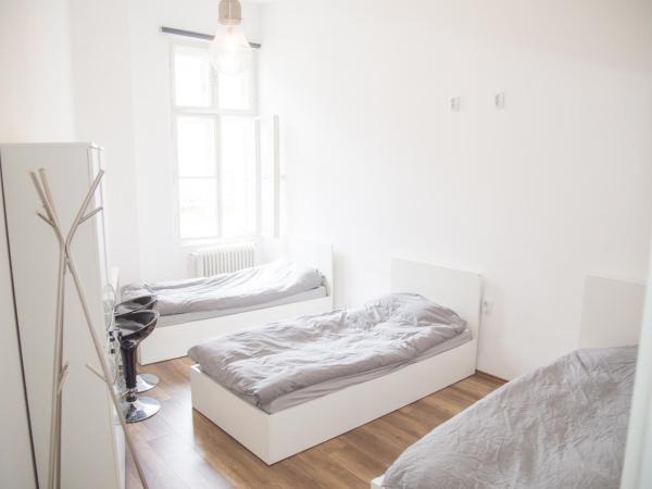 Love Croatia Hostel-Mir Guesthouse Zagreb : photo 5 de la chambre chambre triple avec salle de bains commune