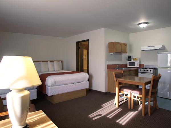 Aladdin Inn and Suites : photo 3 de la chambre chambre avec 2 lits queen-size et cuisine