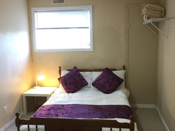 Calgary Star Cozy Home : photo 5 de la chambre chambre double avec salle de bains privative