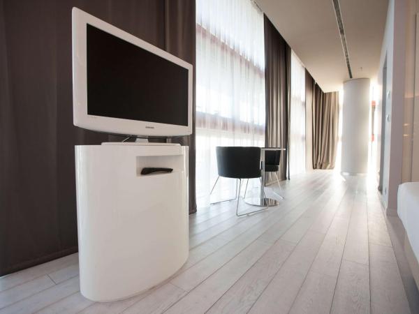 Best Western Plus Net Tower Hotel Padova : photo 9 de la chambre suite lit king-size avec canapé-lit