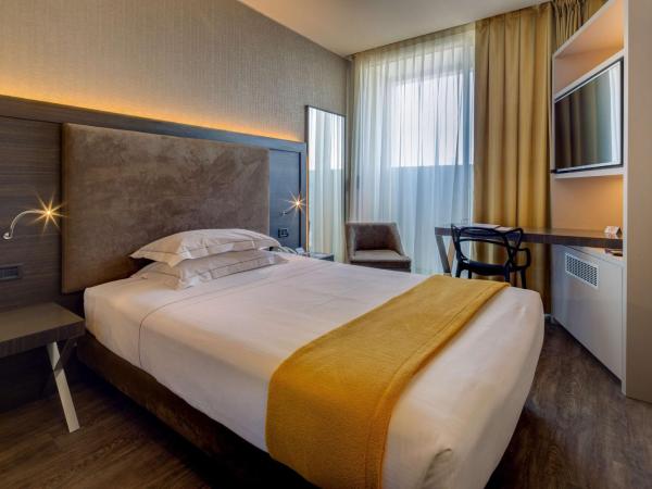Best Western Plus Hotel Farnese : photo 1 de la chambre standard double room with french bed and balcony