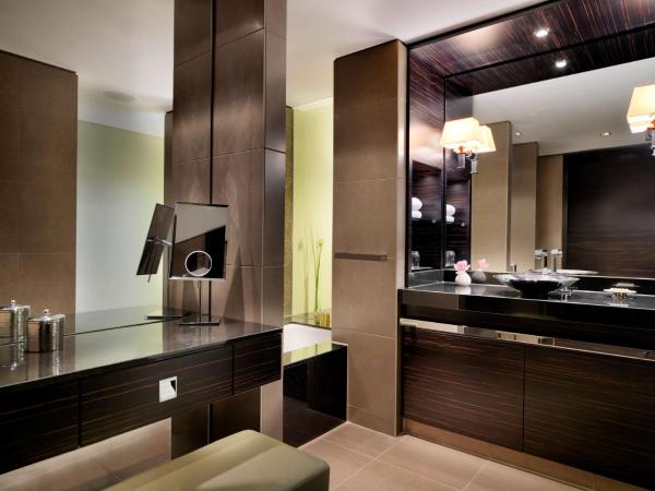 Hyatt Regency Dusseldorf : photo 6 de la chambre chambre lit king-size - vue sur port