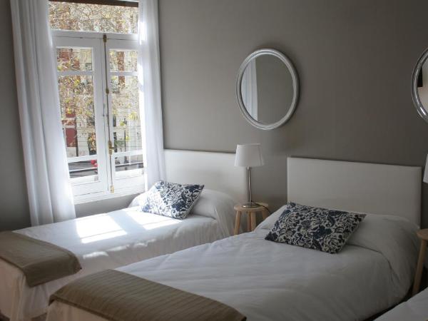 7 Moons Bed & Breakfast : photo 2 de la chambre grande chambre lits jumeaux avec salle de bains commune