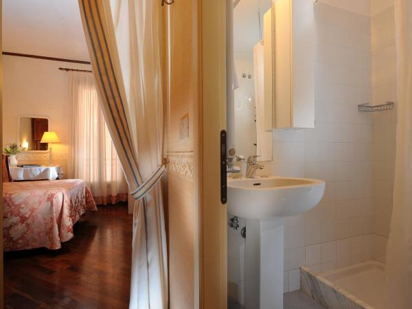 Hotel La Calcina : photo 1 de la chambre chambre simple avec salle de bains extérieure privative