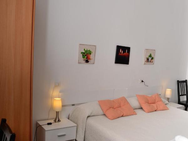 Pensión Borrás : photo 2 de la chambre chambre double ou lits jumeaux avec salle de bains commune