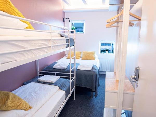 Lækur Guesthouse : photo 2 de la chambre chambre quadruple Économique avec salle de bains commune